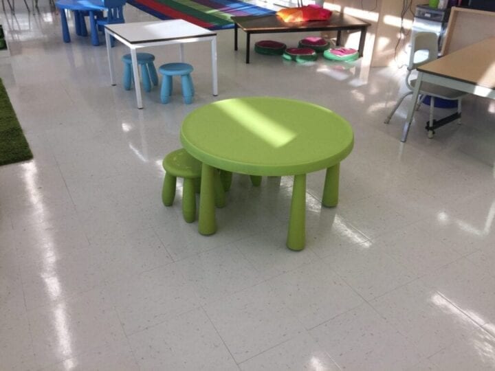 Table Ikéa et table carré pouvant accueillir 2 enfants à la fois avec des petits bancs Ikéa. Classe flexible de 1re année