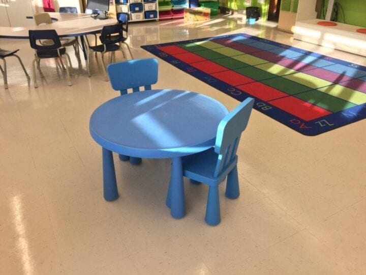 Petite table Ikéa avec 2 chaises - Classe flexible de 1re année