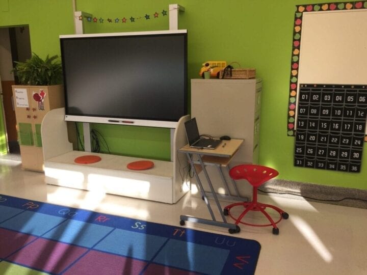Écran interactif avec meuble pour aider les enfants à être de la bonne hauteur - Classe flexible de 1re année
