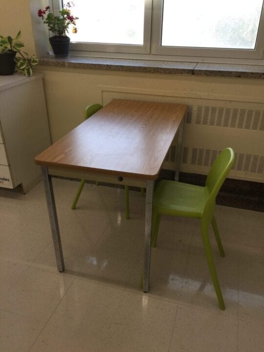Table haute avec 2 chaises dans notre classe flexible et en co-enseignement de 1re année